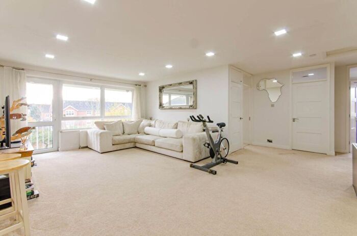 3 Bedroom Flat To Rent In Chase Road, Oakwood, London, N14