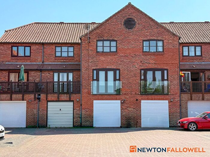 3 Bedroom Terraced House For Sale In Coopers Yard, Newark, NG24