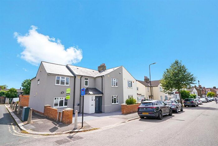 4 Bedroom Semi Detached House To Rent In Sinclair Road, Chingford, E4