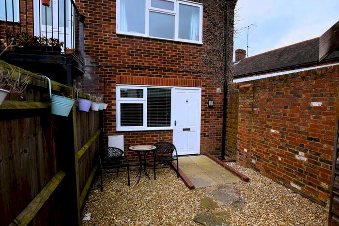 2 Bedroom Flat To Rent In New Road, Princes Risborough, HP27