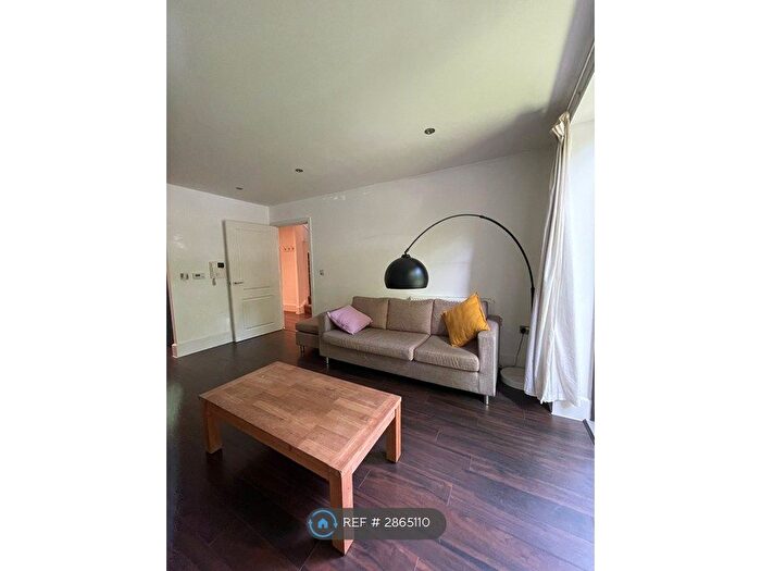 3 Bedroom Flat To Rent In Newton Court, London, E3