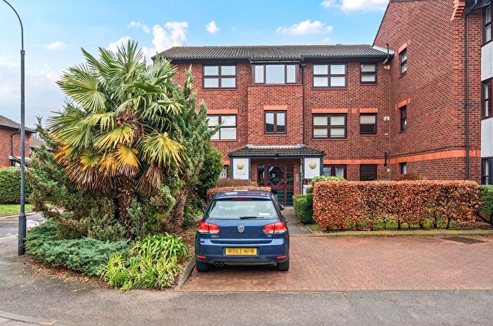 2 Bedroom Flat For Sale In Mayfield Road, London, W12