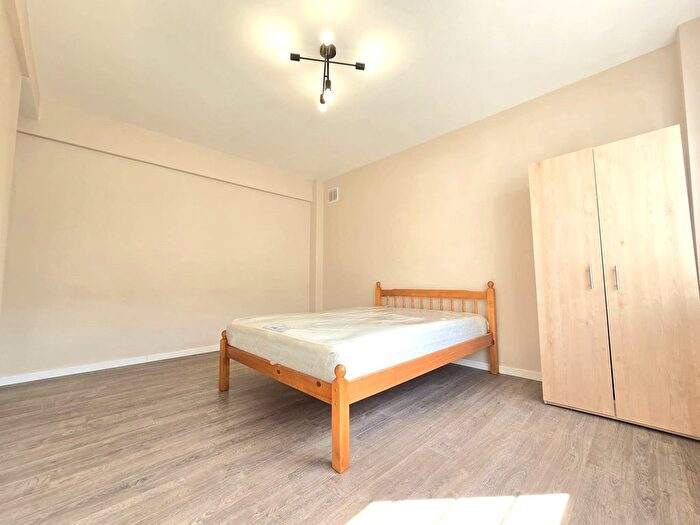 3 Bedroom Flat To Rent In Beaumont Court Upper Clapton Road, London, E5
