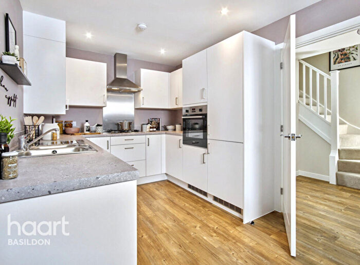 3 Bedroom Semi-Detached House For Sale In The Hillard, Fobbing, SS17