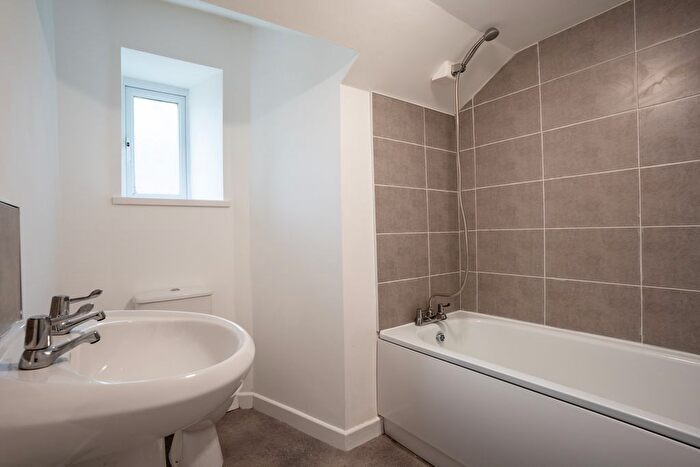 2 Bedroom Cottage To Rent In Wind Street, Blaenllechau, CF43