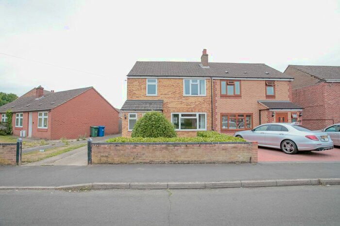 3 Bedroom Semi-Detached House To Rent In Waverley Avenue, Kidlington, OX5