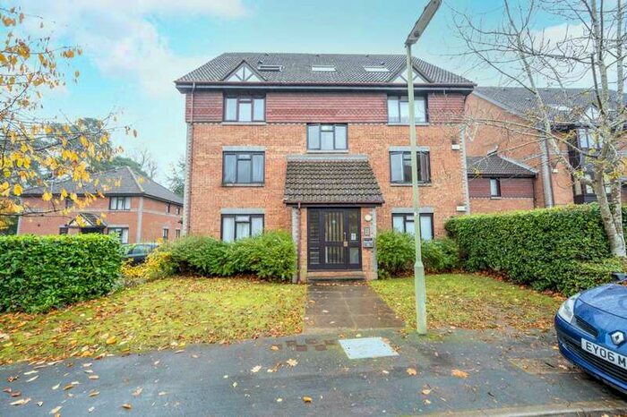Flat To Rent In Tintagel Way, Woking, GU22