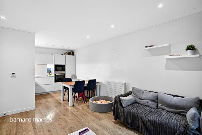 2 Bedroom Flat For Sale In Purbeck Gardens, London, SE26