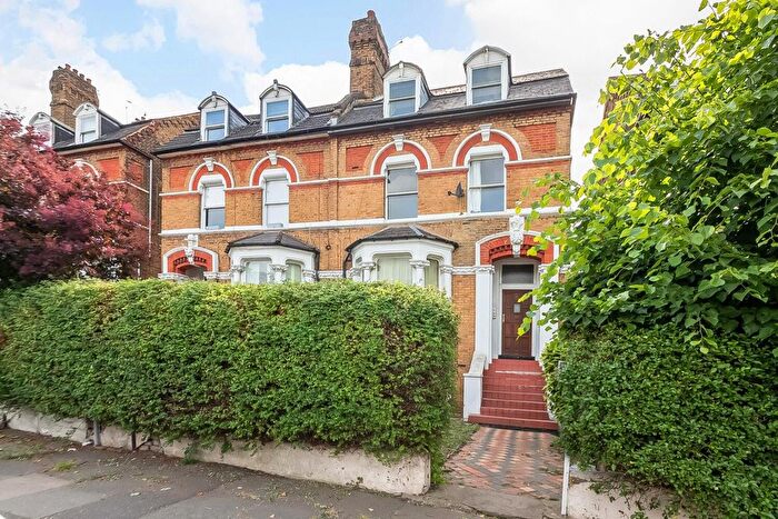 2 Bedroom Flat For Sale In Pepys Road, Telegraph Hill, London, SE14
