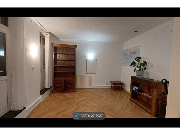 3 Bedroom Flat To Rent In Farthing Fields, London, E1W