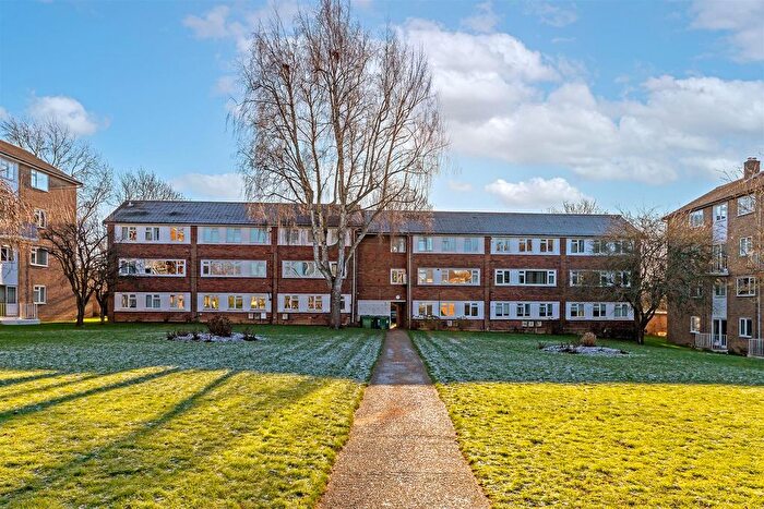 1 Bedroom Maisonette For Sale In The Ridgeway, St. Albans, AL4