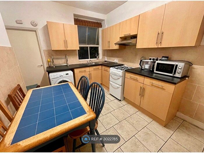 3 Bedroom Flat To Rent In Aberdeen Mansions, London, WC1N
