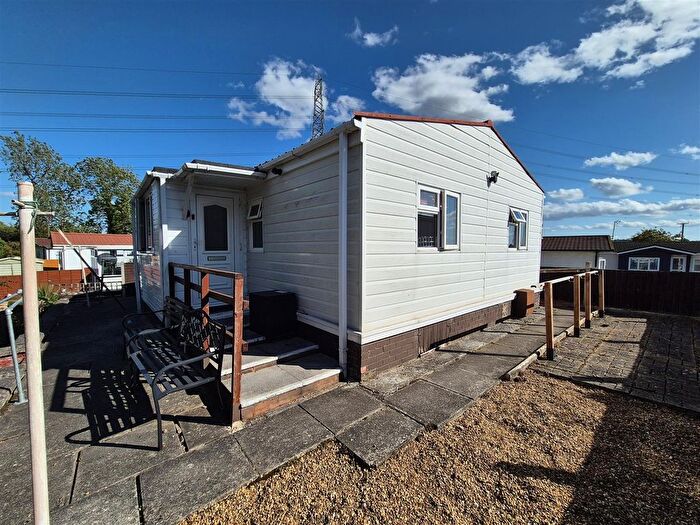 2 Bedroom Mobile/park Home For Sale In Mill Farm Park, Bulkington, Bedworth, CV12