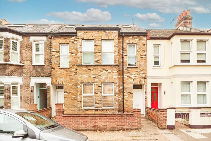 3 Bedroom Flat For Sale In Ramsay Road, Acton, W3