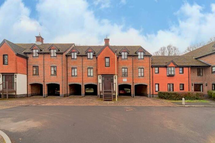 2 Bedroom Apartment For Sale In Christy Court Tadley, RG26