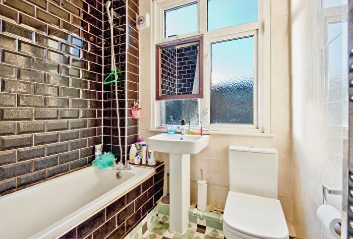 3 Bedroom End Of Terrace House For Sale In Rochester Drive, Westcliff-On-Sea, Essex, SS0