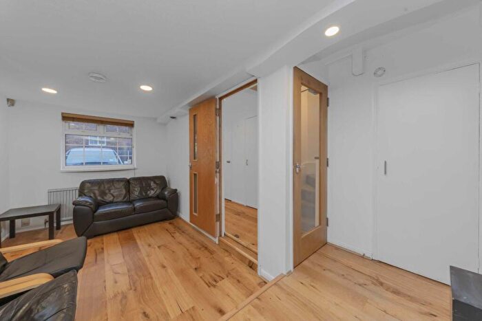 4 Bedroom Terraced House To Rent In Oakview Gardens, London, N2