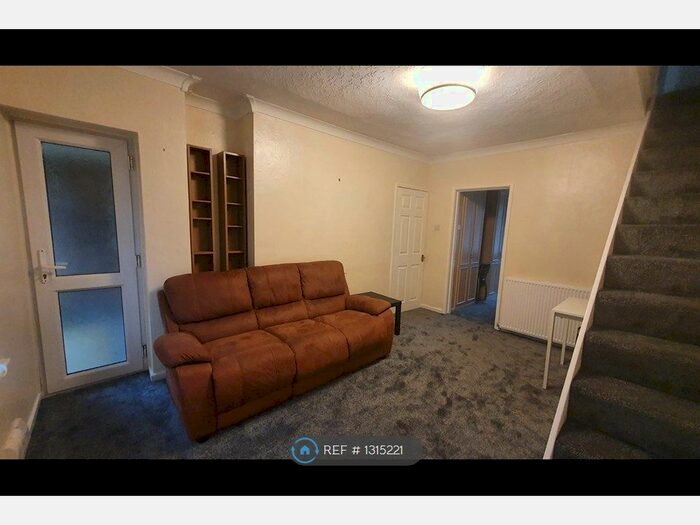 2 Bedroom Flat To Rent In West Park Drive East, Leeds, LS8