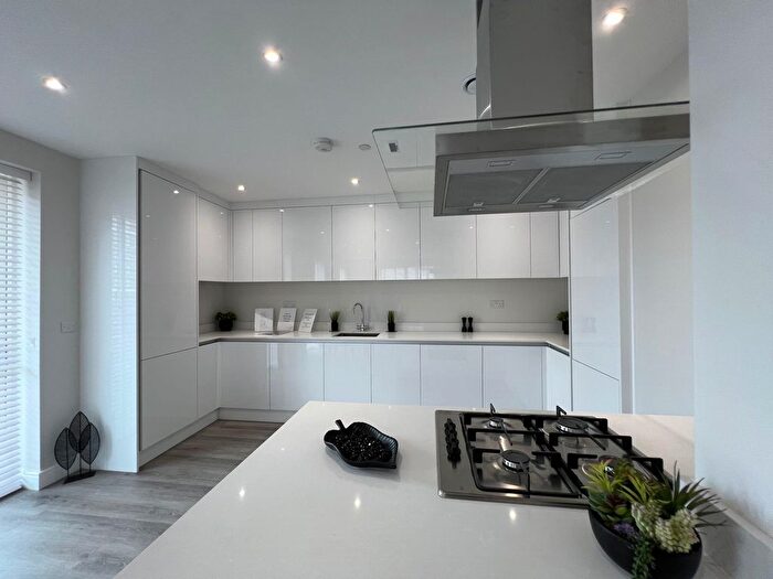 3 Bedroom Flat To Rent In New Road, Rainham, RM13