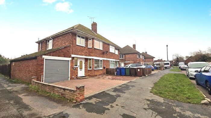 3 Bedroom Semi Detached House To Rent In Grimsbury Drive Banbury, OX16