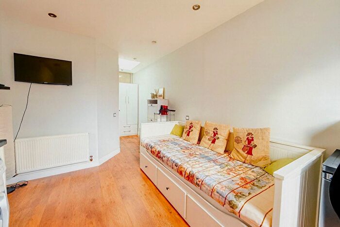 Studio To Rent In Malden Hill Gardens, New Malden, KT3