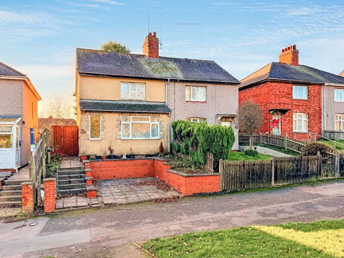 3 Bedroom Semi-Detached House For Sale In Braunston Road, Daventry, NN11