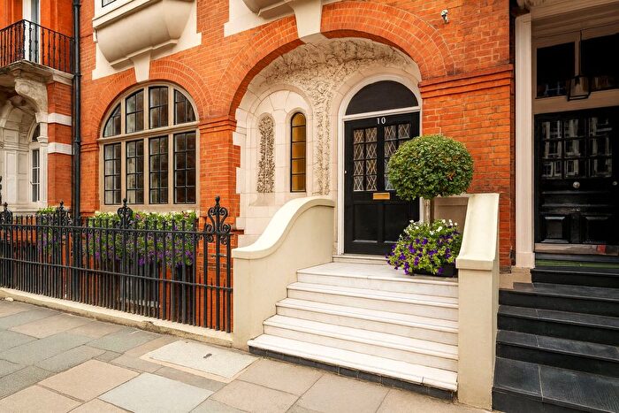 2 Bedroom Flat For Sale In Green Street, Mayfair, London, W1K