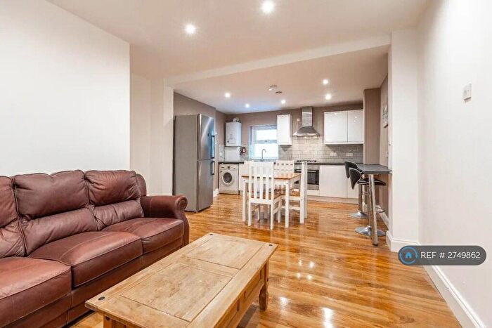 2 Bedroom Flat To Rent In Goodrich Road, London, SE22
