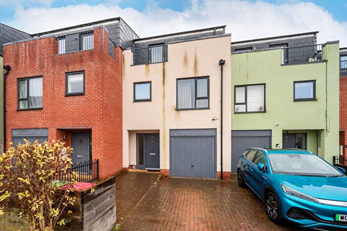 4 Bedroom Terraced House For Sale In Finefield Walk, Slough, SL1