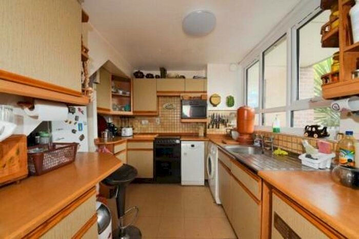 3 Bedroom Maisonette To Rent In Purcell Street, London, N1