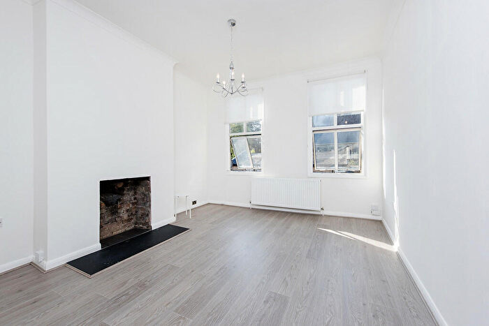 2 Bedroom Flat To Rent In Crescent Road, Crouch End, London, N8