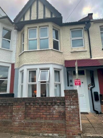 1 Bedroom Flat To Rent In Brightwell Avenue, Westcliff-On-Sea, SS0