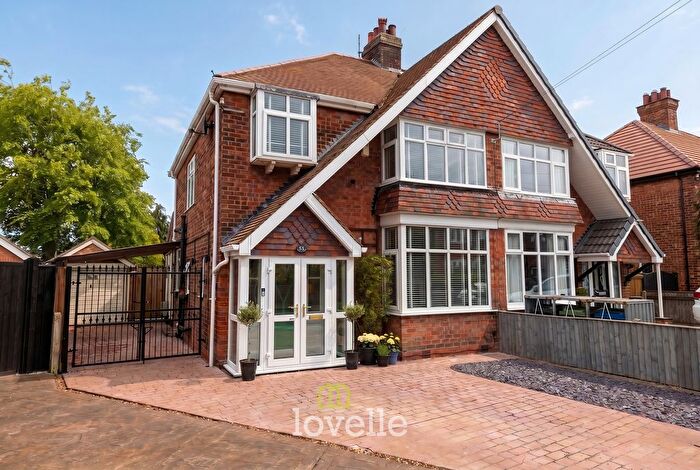 3 Bedroom Semi Detached House For Sale In Roundway, Grimsby, DN34