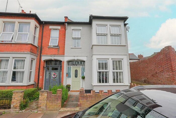 3 Bedroom End Of Terrace House For Sale In Hainault Avenue, Westcliff-On-Sea, SS0