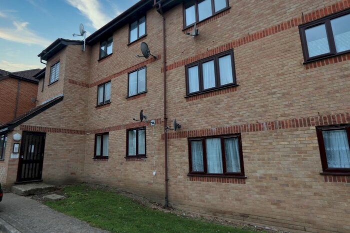2 Bedroom Flat To Rent In Avenue Road, Romford, RM6