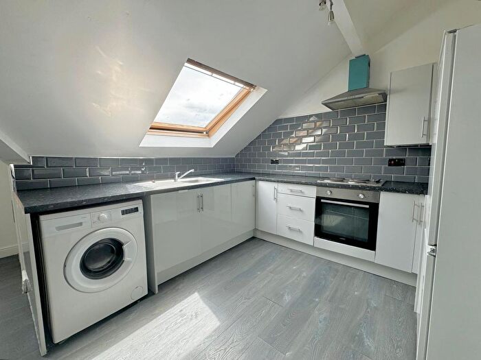 2 Bedroom Flat To Rent In Roundhay Road, Leeds, Leeds, West Yorkshire, LS8