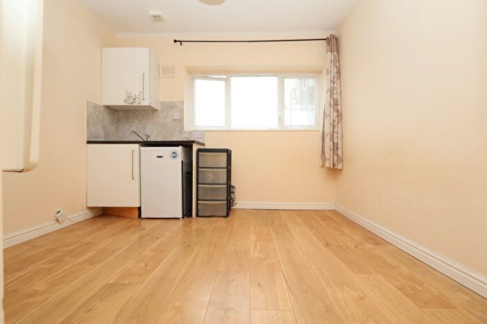 Studio To Rent In Straight Road, Romford, RM3