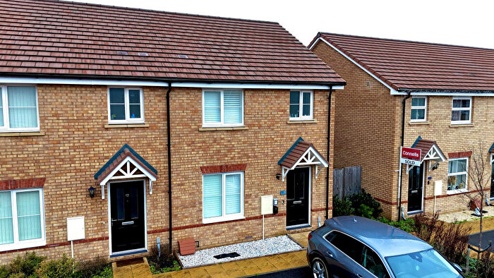 3 Bedroom Semi Detached House For Sale In Kelsey Meadow, Leighton Buzzard, Bedfordshire, LU7
