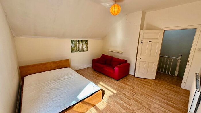 2 Bedroom Flat To Rent In Grove Avenue, Moseley, B13