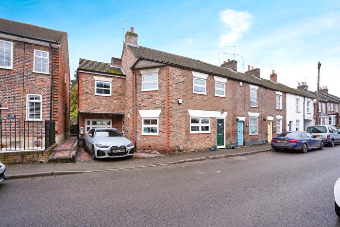 4 Bedroom End Of Terrace House For Sale In Summer Street, Slip End, Luton, LU1