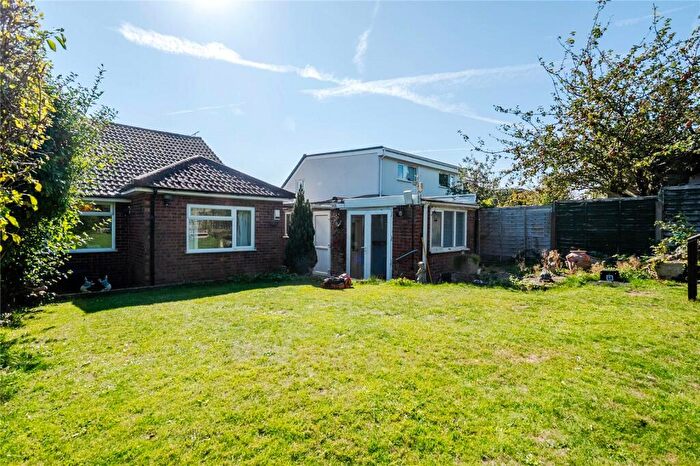 2 Bedroom Bungalow For Sale In Kirkstone Drive, Dunstable, Bedfordshire, LU6