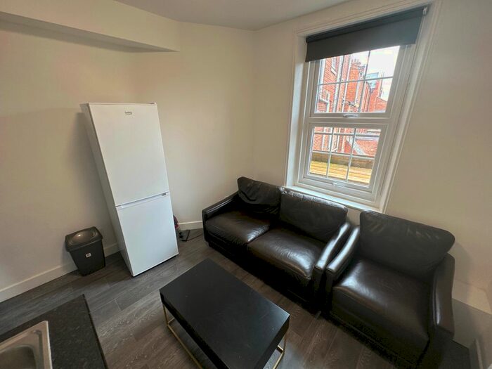 2 Bedroom Flat To Rent In Flat, High Street, CV31