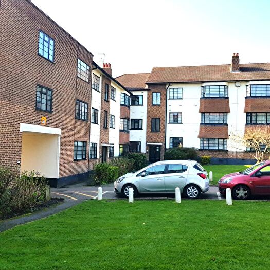 2 Bedroom Flat For Sale In The Lindens Friern Park, North Finchley, N12