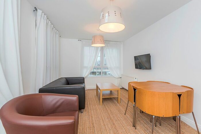 3 Bedroom Flat To Rent In High Street Harlesden, London, NW10