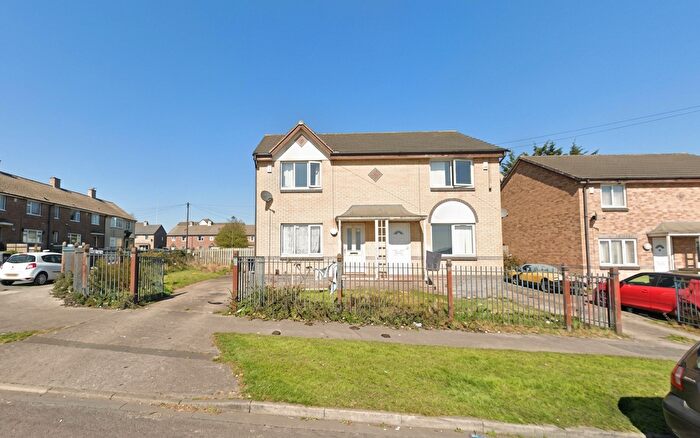 3 Bedroom Semi Detached House To Rent In Eversley Drive, Bradford, BD4