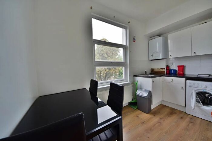 4 Bedroom Flat To Rent In Tollington Road, London, N7
