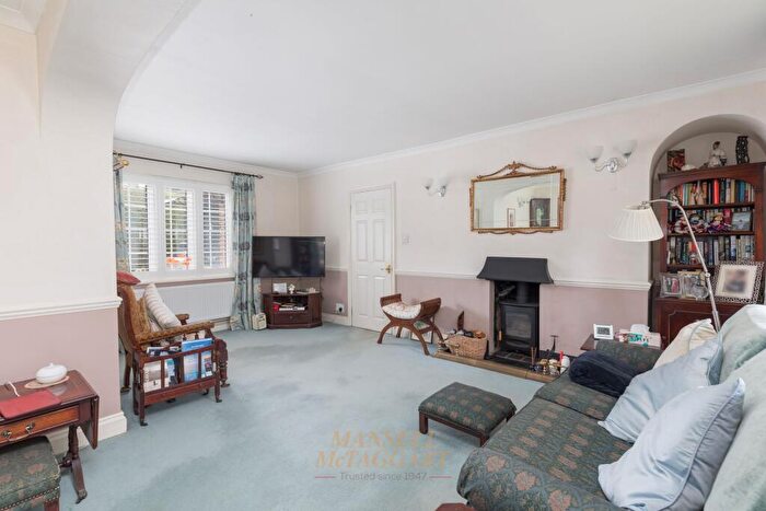 4 Bedroom Detached House For Sale In St. Marys Drive, Crawley, RH10