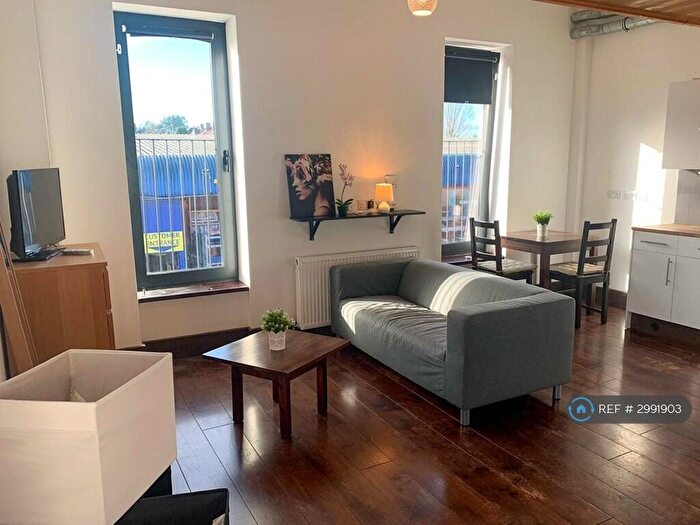 Studio To Rent In Edgware Road, London, NW2