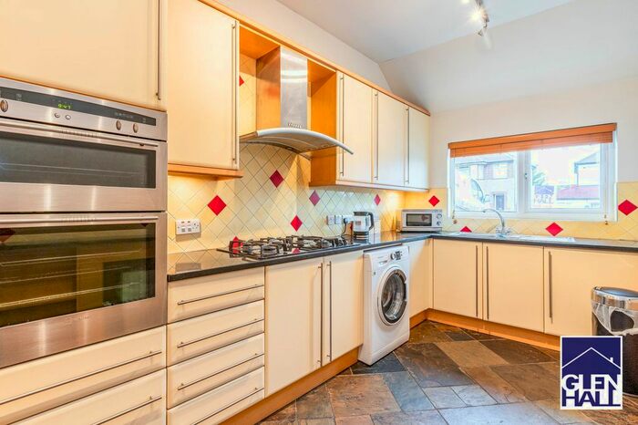 3 Bedroom Bungalow To Rent In Connaught Avenue, Barnet, Hertfordshire, EN4