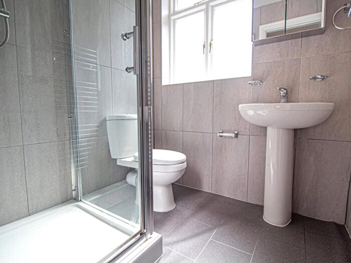 Apartment To Rent In Apt, Clarendon House #, LS2